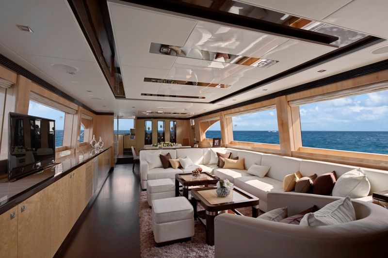 intérieur d'un yacht qui est un transport de luxe