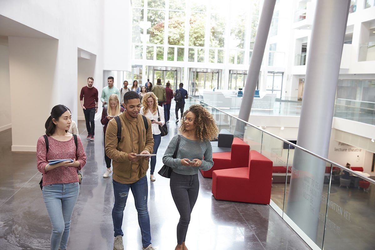 hall d'école avec des étudiants qui marchent