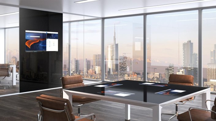 dans une entreprise, salle de réunion avec écran et table connectée
