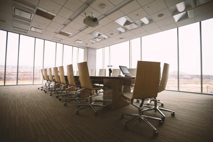 salle de réunion d'une entreprise équipée en téléphonie et visioconférence