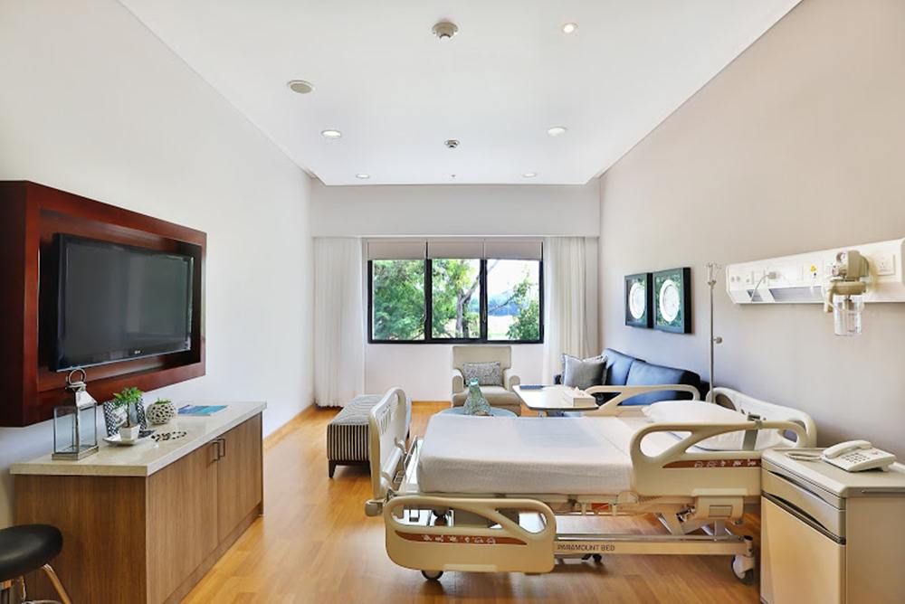 chambre d'une clinique privée équipée avec produits domotique